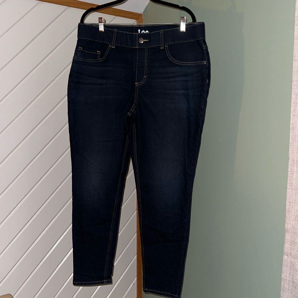 NWOT woman’s dark denim jeans. Jegging style. Has some stretch to them. 0X